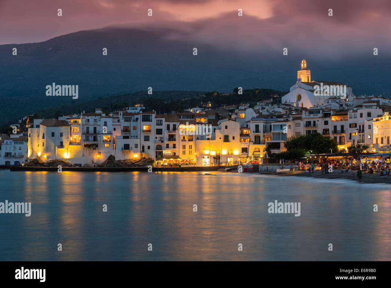Crépuscule vue sur mer ville de Cadaques, Costa Brava, Catalogne, Espagne Banque D'Images