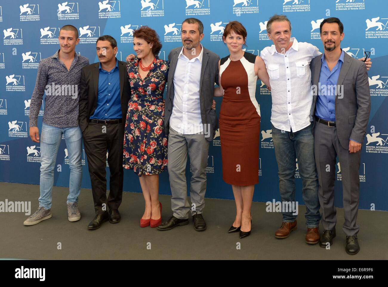 Venise. 29 août, 2014. Directeur Francesco Munzi (C) et acteurs Giuseppe Fumo, Marco Leonardi, Anna Ferruzzo, Barbora Bobulova, Fabrizio Ferracane et Peppino Mazzotta (L-R) présentent au cours de l'appel à photo le film sélectionné pour la compétition principale au cours de la Pdrm Anime 71th Venice Film Festival, à Lido de Venise, l'Italie le 29 août. 2014. Credit : Liu Lihang/Xinhua/Alamy Live News Banque D'Images