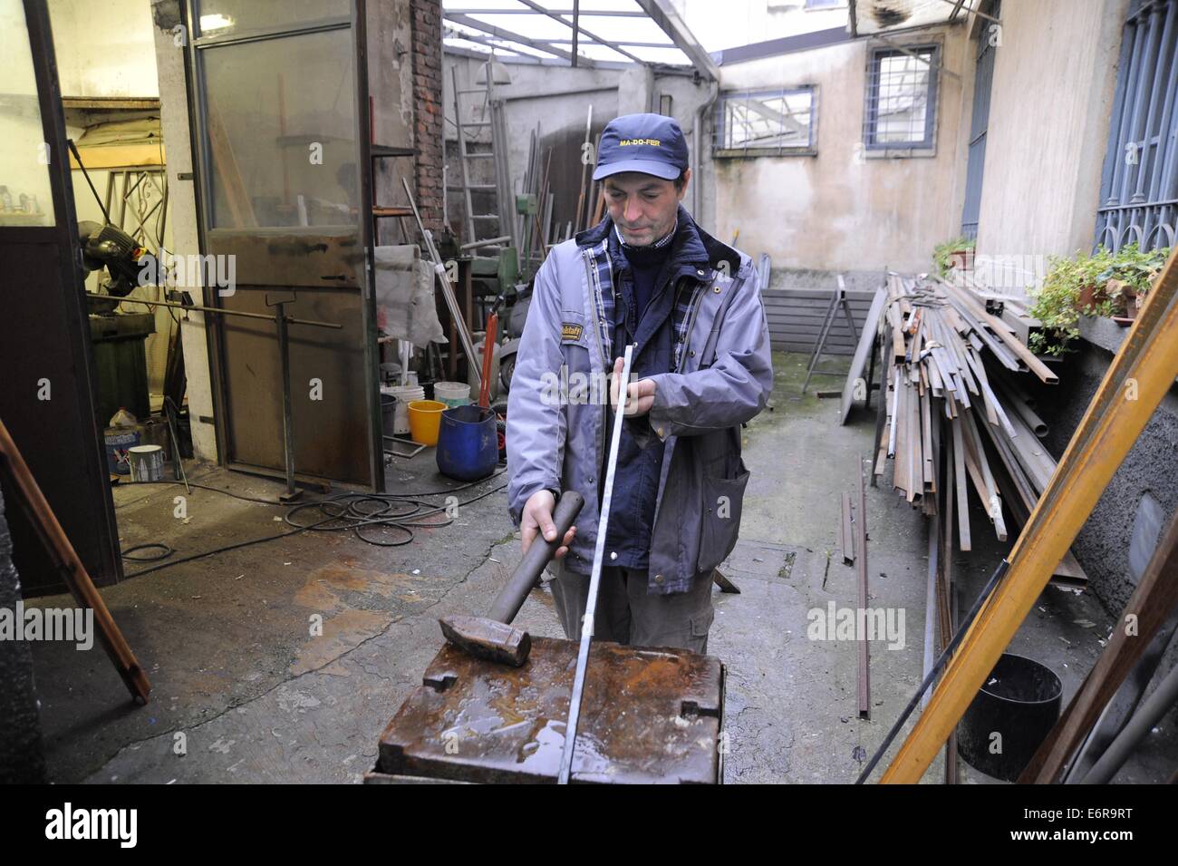Forgeron au travail dans son atelier Banque D'Images