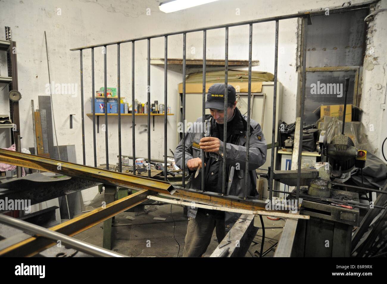 Forgeron au travail dans son atelier Banque D'Images