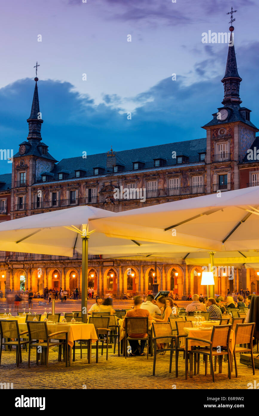 Restaurant bar en plein air à la tombée de la nuit, la Plaza Mayor, Madrid, Comunidad de Madrid, Espagne Banque D'Images