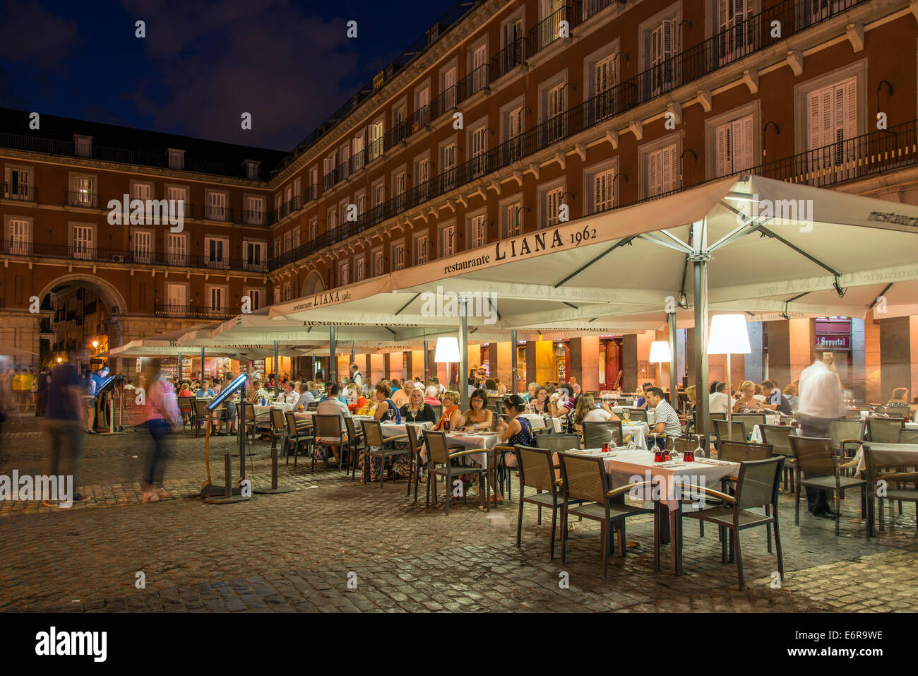 Vue de nuit sur un restaurant en plein air sur la Plaza Mayor, Madrid, Comunidad de Madrid, Espagne Banque D'Images