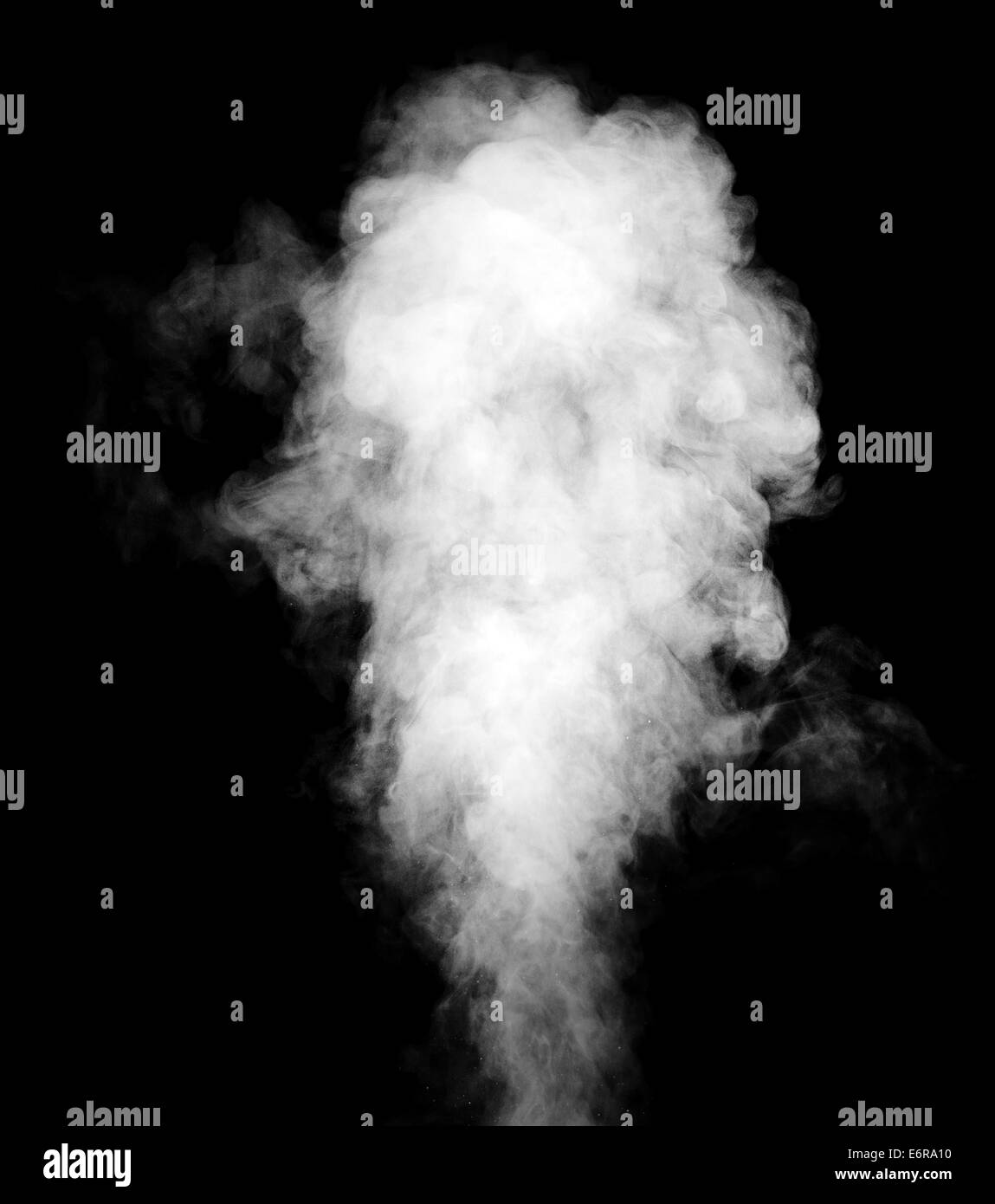 Véritable machine à vapeur blanc isolé sur fond noir avec des gouttelettes visibles. Banque D'Images