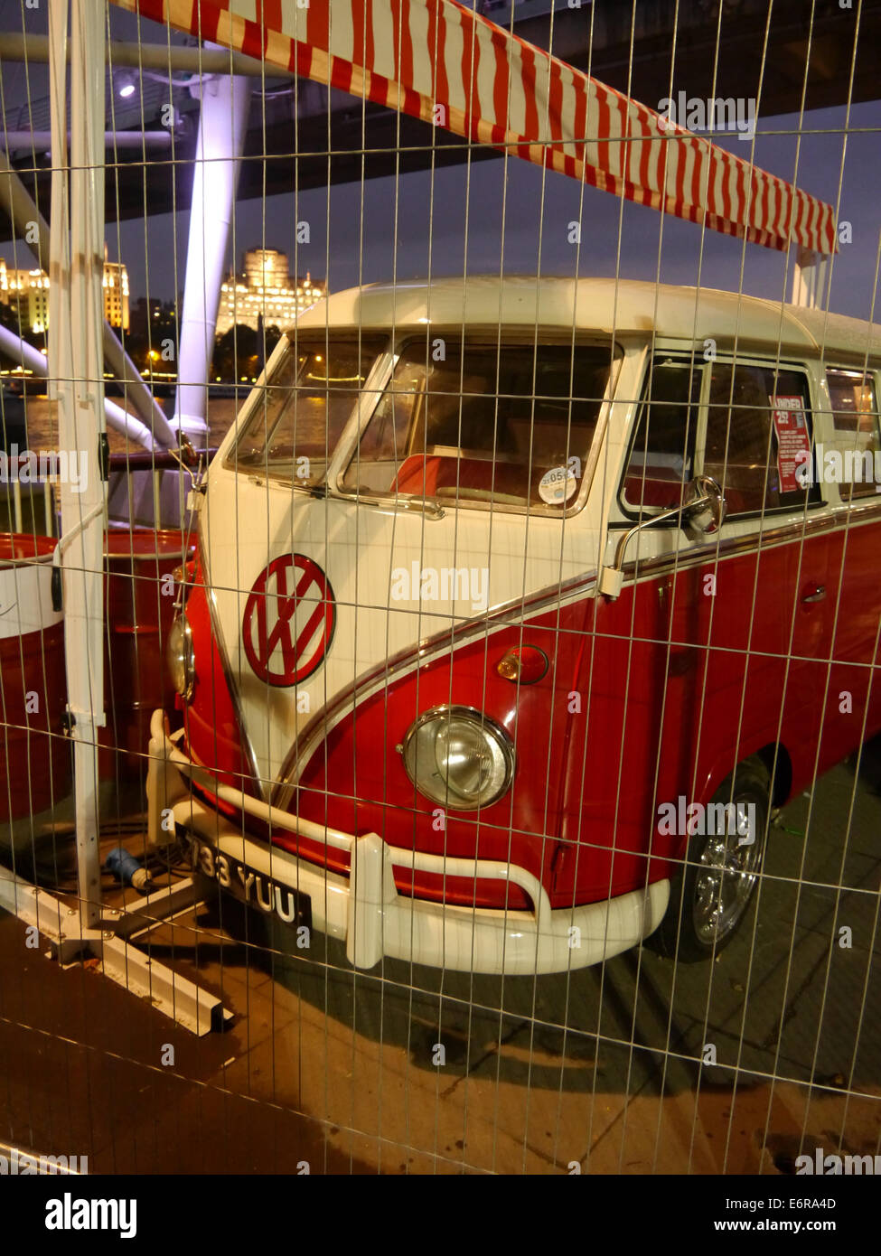 Une vieille Volkswagen Camper Van derrière les barrières de fil sur la rive sud de la Tamise Banque D'Images