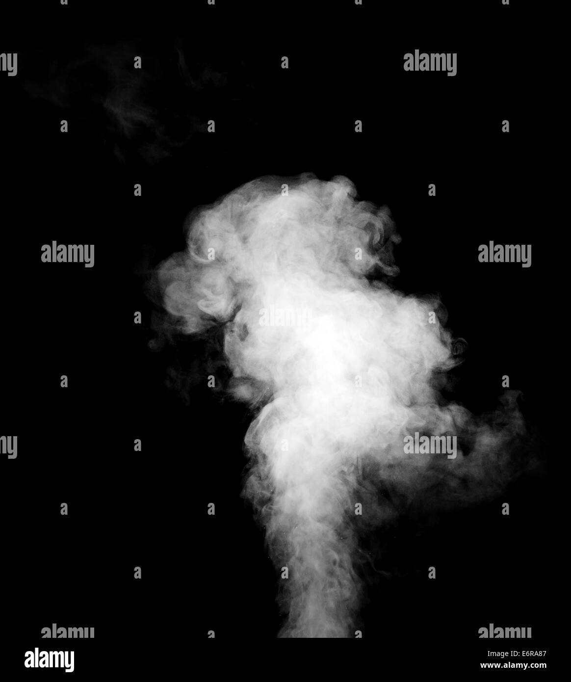 Véritable machine à vapeur blanc isolé sur fond noir avec des gouttelettes visibles. Banque D'Images