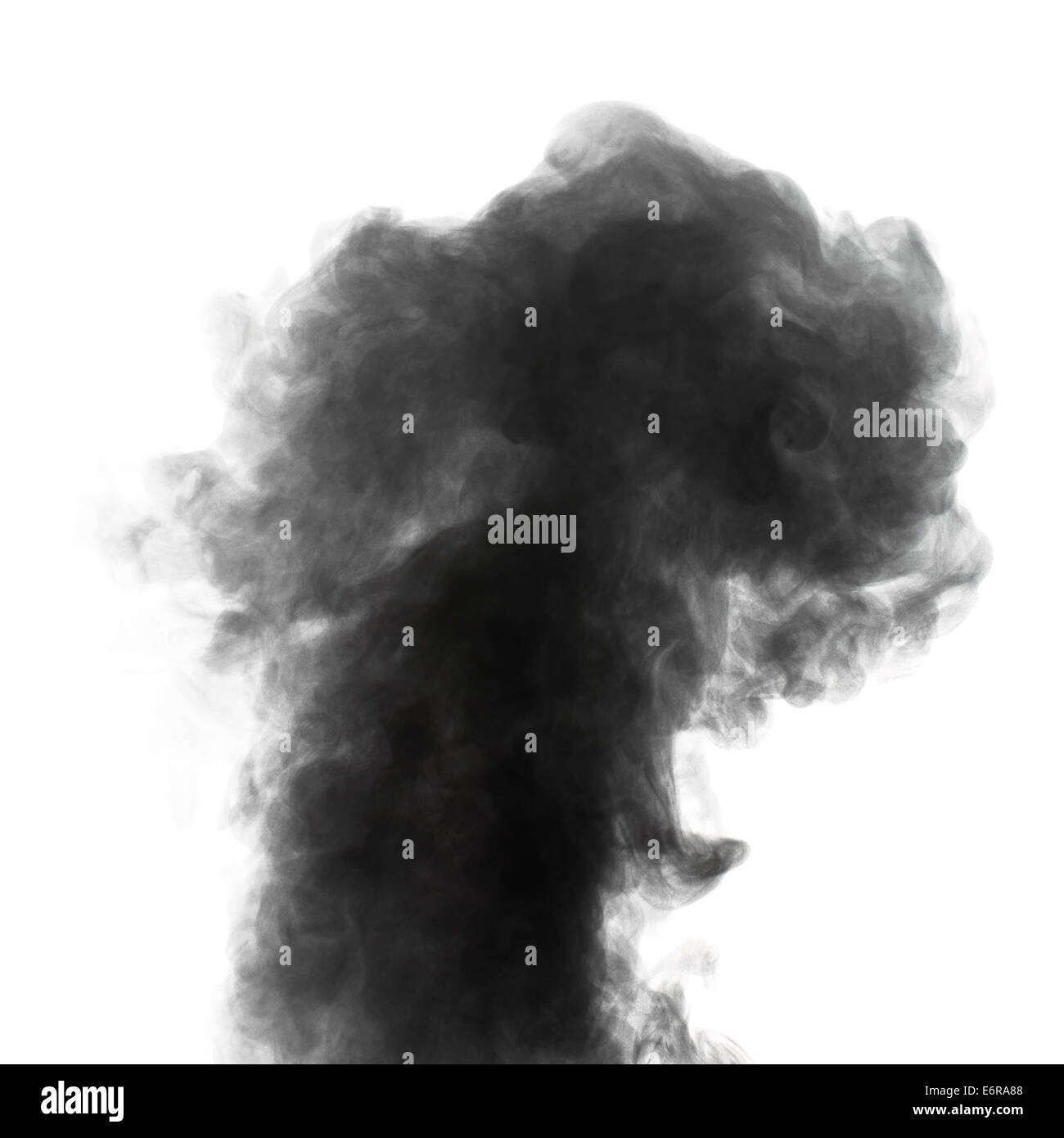 Comme la fumée noire à la vapeur isolé sur fond blanc. Gros nuage de fumée noire. Banque D'Images