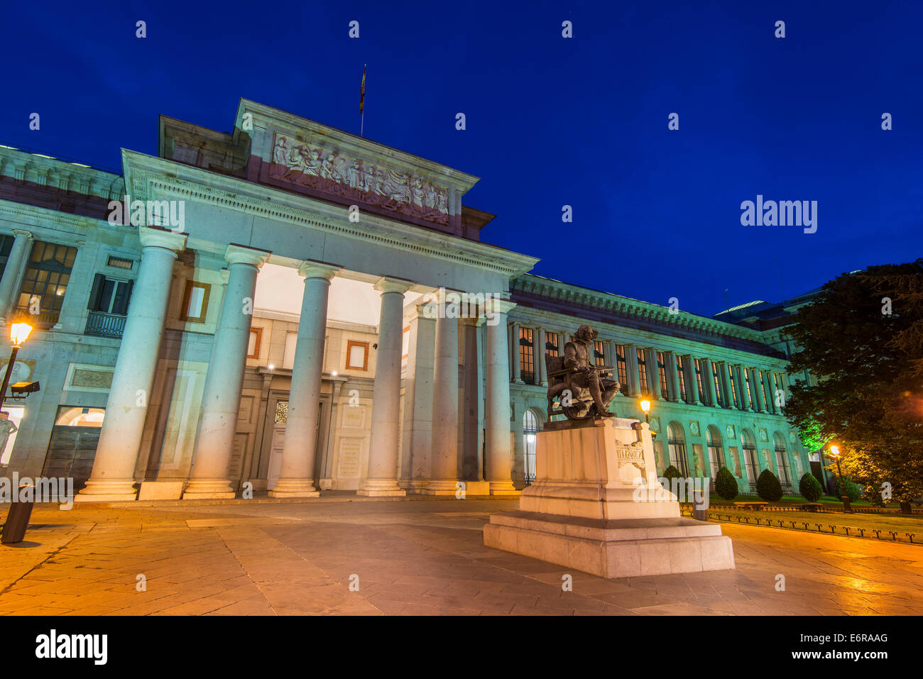 Vue de nuit sur la façade de Museo del Prado avec statue en bronze de peintre espagnol Diego Velazquez, Madrid, Espagne Banque D'Images