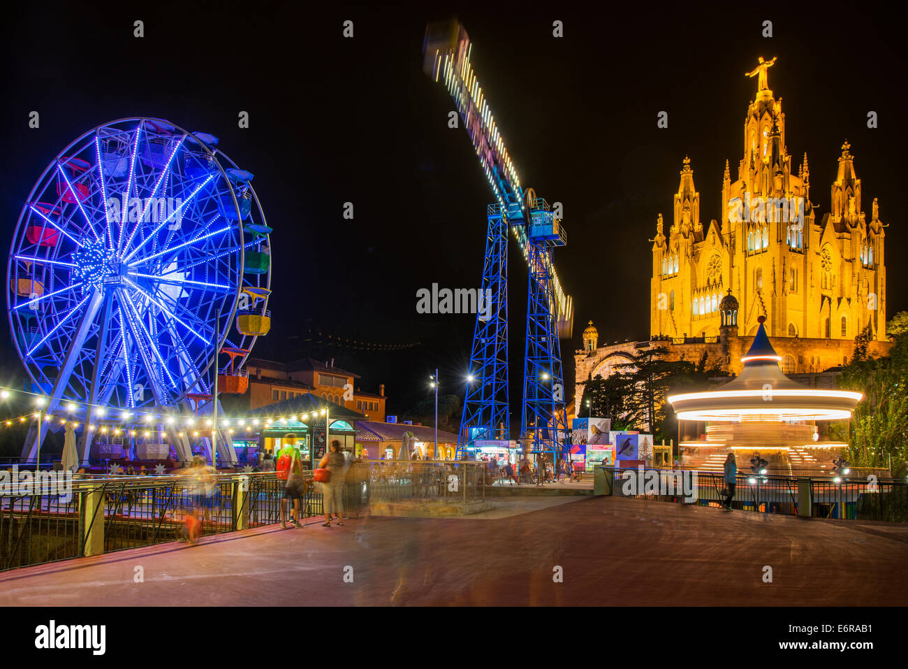Parc d'attractions du Tibidabo par nuit avec Temple de Sagrat Cor derrière, Barcelone, Catalogne, Espagne Banque D'Images