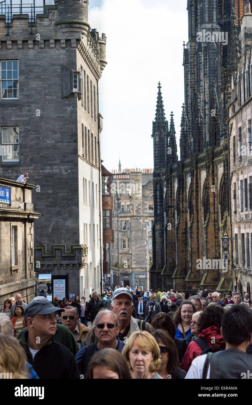 Les touristes à monter Castlehill, Royal Mile vers le château d'Édimbourg Banque D'Images