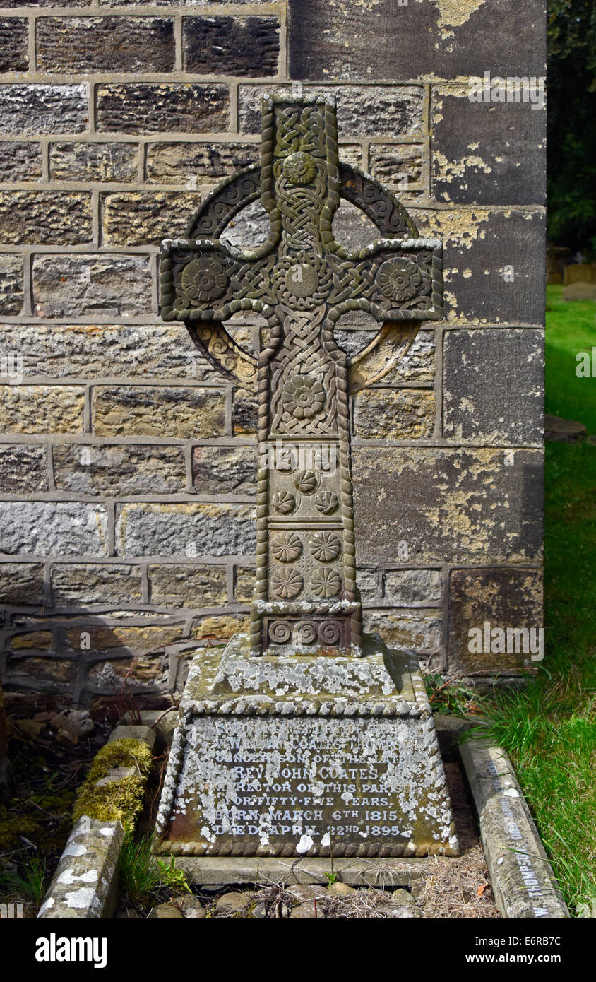Pierre tombale avec croix celtique design. Église de Saint Pierre. Addingham, West Yorkshire, Angleterre, Royaume-Uni, Europe. Banque D'Images