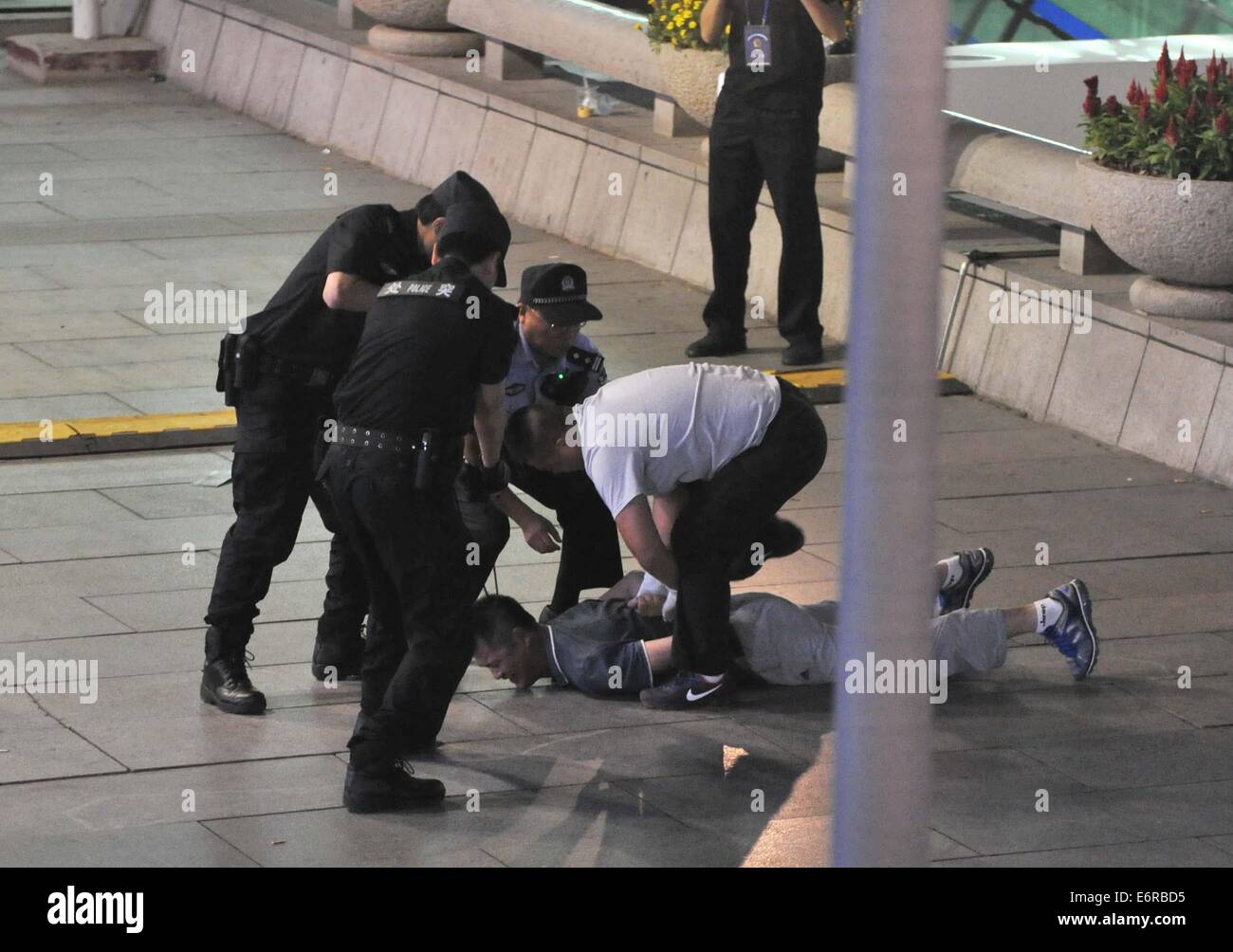 Beijing, Chine. 29 août, 2014. Assister à des policiers un anti-terrorisme percez appelé 'Handling' d'une minute au quartier commercial de Xidan à Beijing, capitale de Chine, le 29 août 2014. Crédit : Li Wen/Xinhua/Alamy Live News Banque D'Images