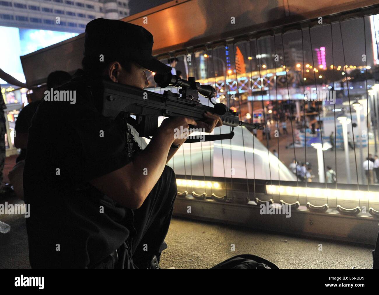 Beijing, Chine. 29 août, 2014. Un policier assiste à un exercice anti-terroriste nommé "Handling' d'une minute au quartier commercial de Xidan à Beijing, capitale de Chine, le 29 août 2014. Crédit : Li Wen/Xinhua/Alamy Live News Banque D'Images