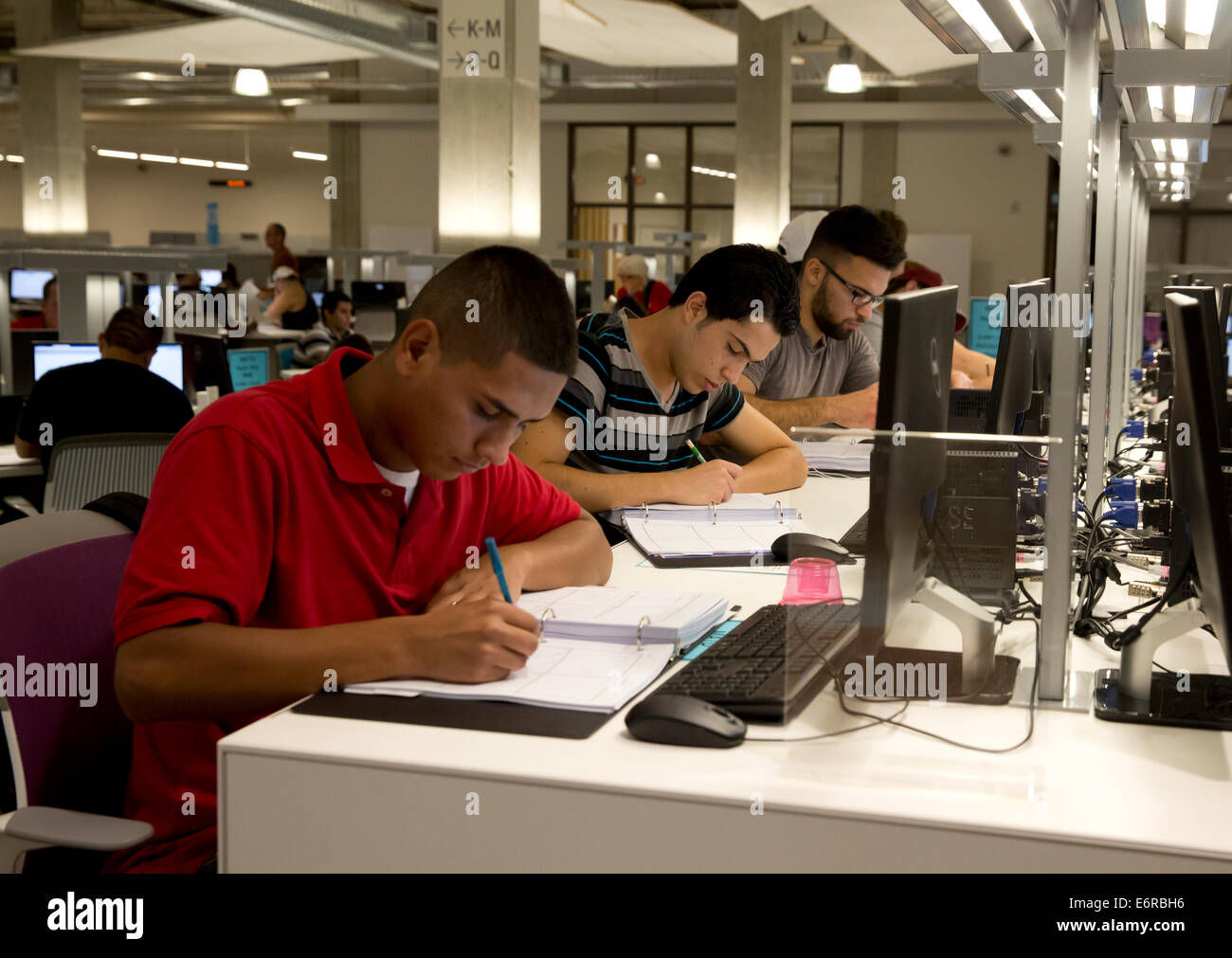 Les étudiants des collèges communautaires de l'ordinateur et le tutorat lab au nouveau campus pour faire de la recherche d'étude et obtenir tutoring Banque D'Images