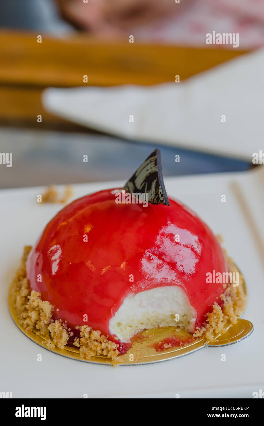 Yaourt framboise , mousse rouge sucré dessert sur assiette Banque D'Images