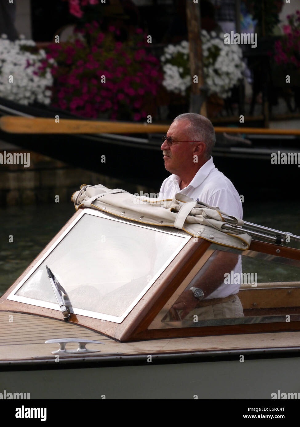 Un chauffeur de taxi de l'eau sur le grand canal à Venise à la cool Banque D'Images