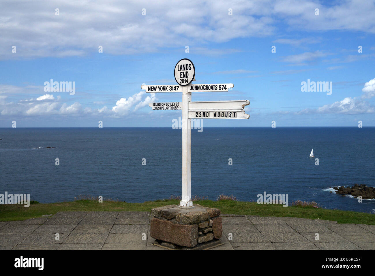 Lands End en Cornouailles, Angleterre, Royaume-Uni. Sign post montrant distance à New York et John O Groats Banque D'Images