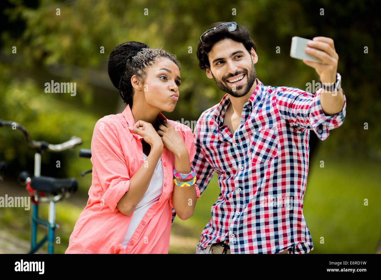 Jeune couple taking photo with mobile phone Banque D'Images