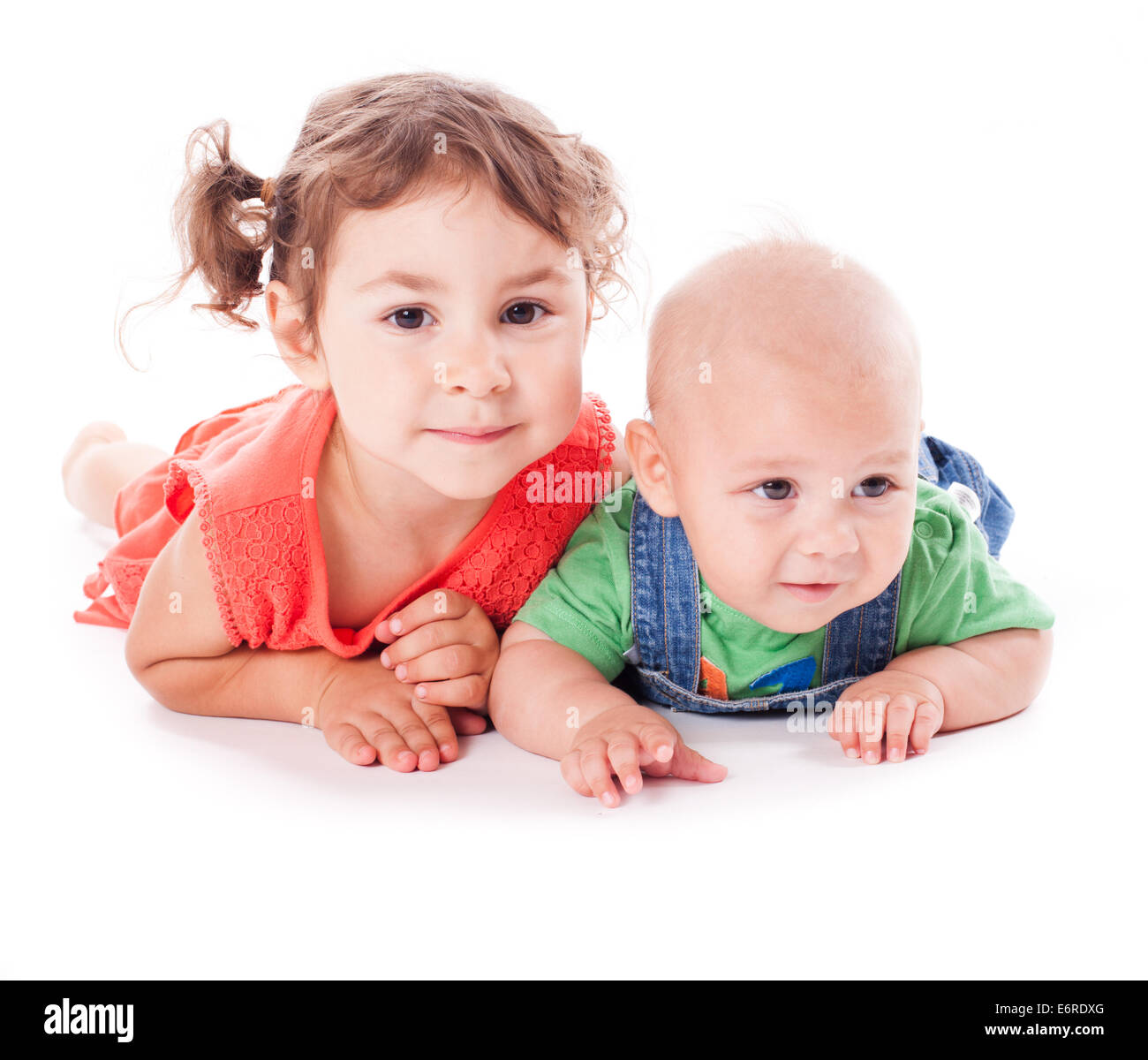 Adorable famille. Soeur et frère isolated on white Banque D'Images