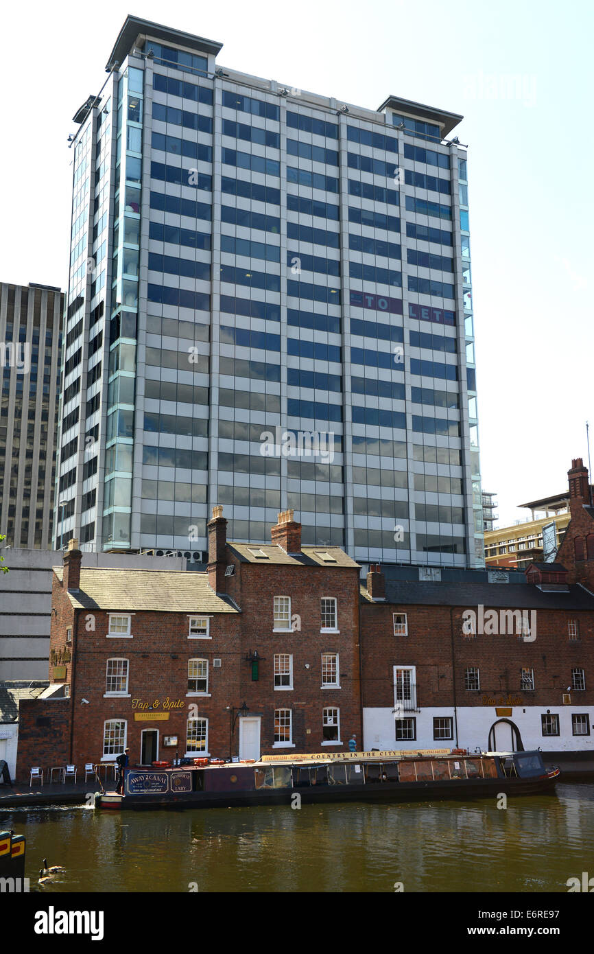 L'architecture contrastée et vieux édifices de la ville moderne de canaux navigables narrowboats Birmingham au vaste bassin du Canal Uk Banque D'Images