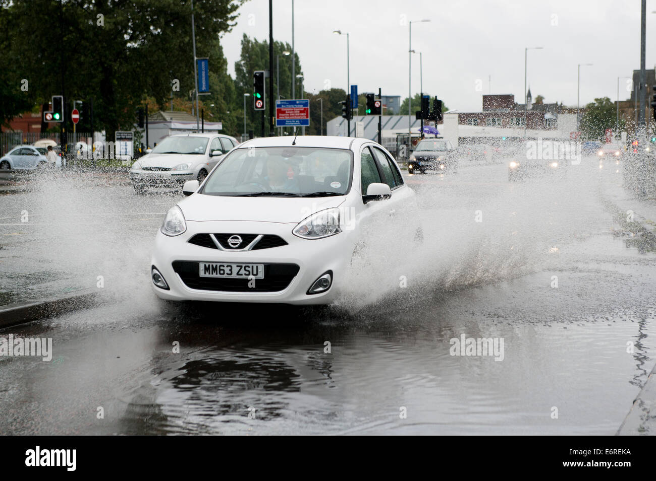 Manchester, UK. Le 29 août, 2014. Météo : Fortes pluies en début de soirée rend la conduite conditions dangereuses pendant les heures de pointe à Manchester. Credit : Russell Hart/Alamy Live News. Banque D'Images