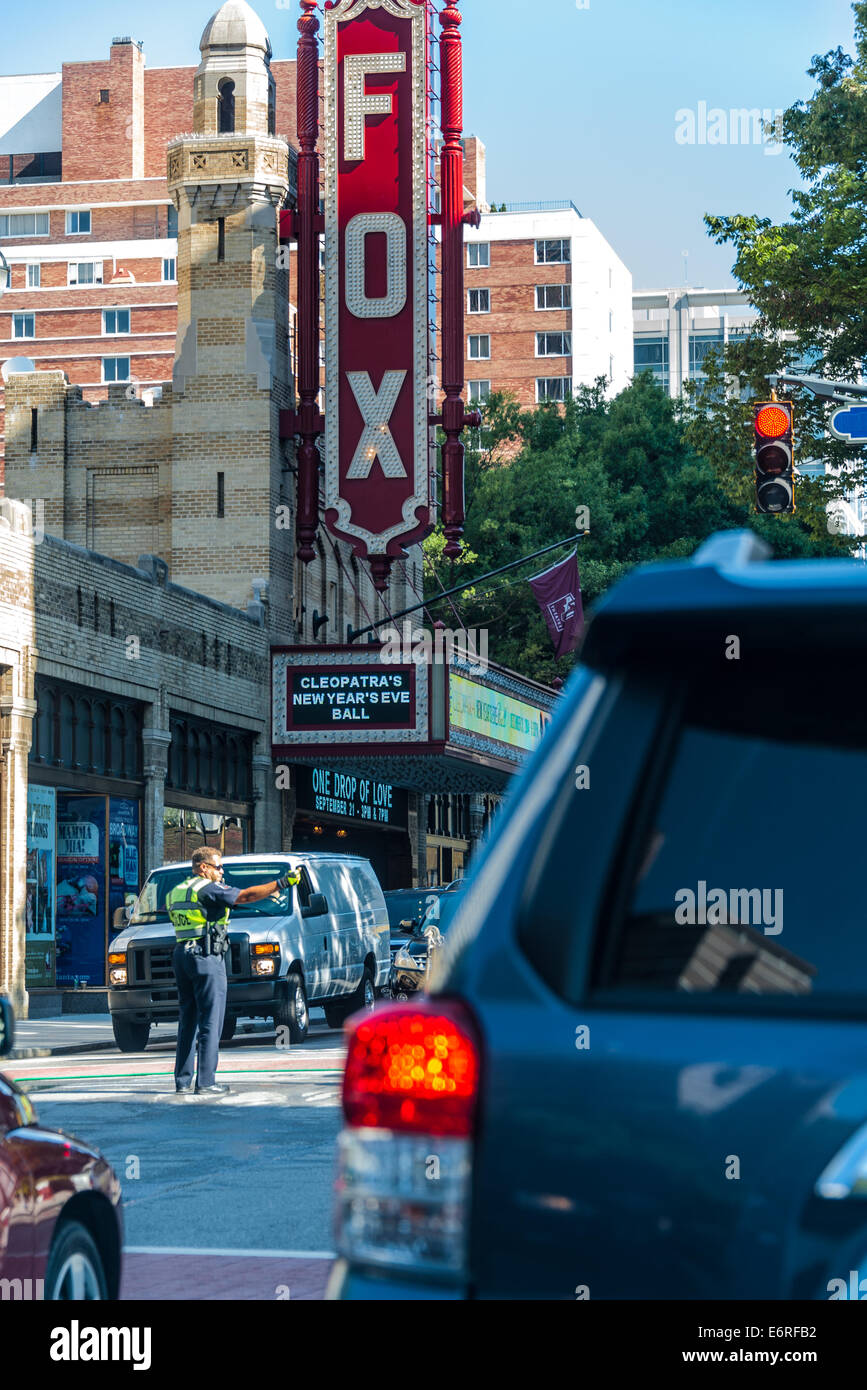 Le légendaire Fox Theatre, un lieu d'événements majeurs marquant sur Peachtree Street, dans Midtown Atlanta, Georgia, USA. Banque D'Images