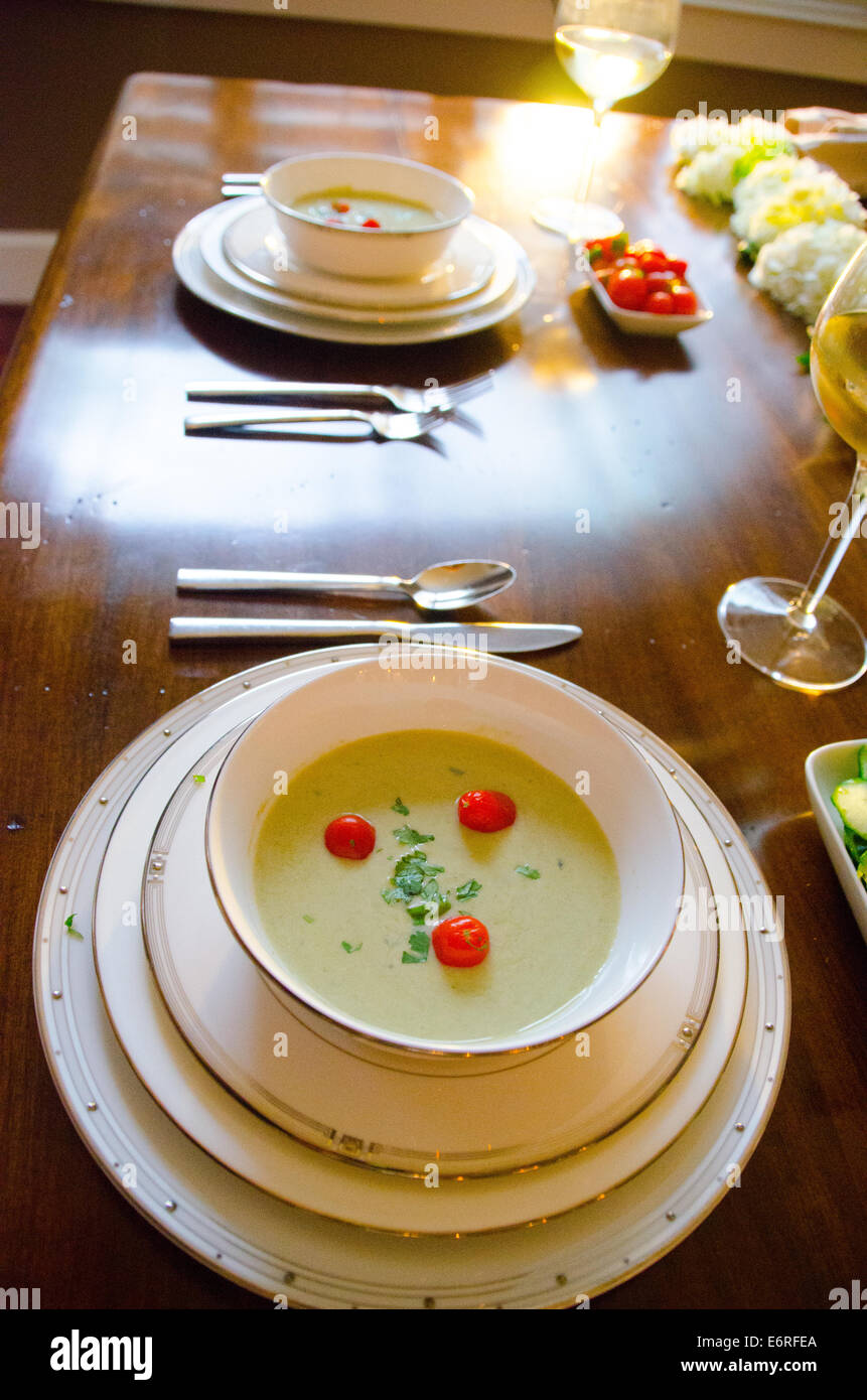 Réglage de la table pour un superbe dîner aux chandelles avec de la soupe et des légumes sur des plats de la Chine nice Banque D'Images