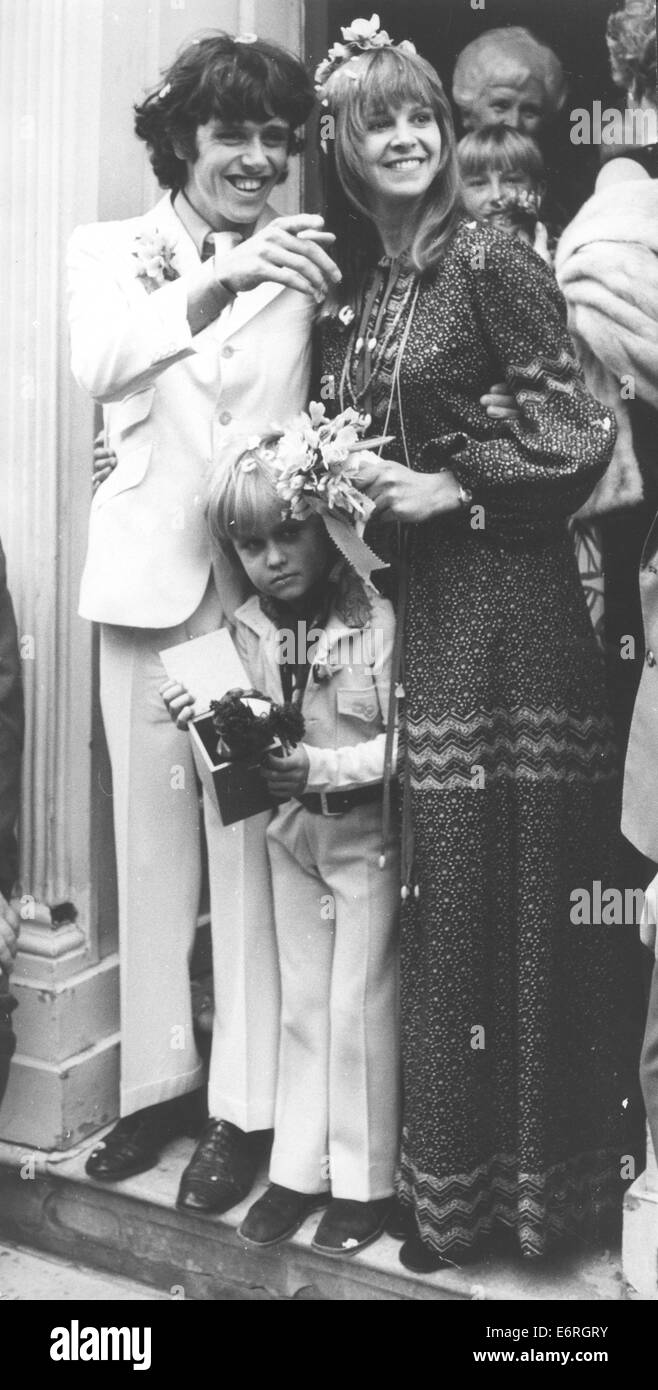 Oct 2, 1970 - Londres, Angleterre, Royaume-Uni - Donovan (DONOVAN LEITCH, né PHILIPS 10 mai 1946) est un chanteur, compositeur et guitariste. Il a développé un style distinctif et éclectique qui mélange folk, jazz, pop, musique psychédélique, et la musique du monde (notamment calypso). Photo - Chanteur musicien DONOVAN épouse Lynda LAWRENCE, ancienne petite amie de feu Brian Jones des Rolling Stones. Donovan avec sa nouvelle épouse Lynda et son fils de six ans, Julian par Brian Jones des Rolling Stones qui est mort l'année dernière. (Crédit Image : © Keystone Photos/ZUMAPRESS.com) Banque D'Images