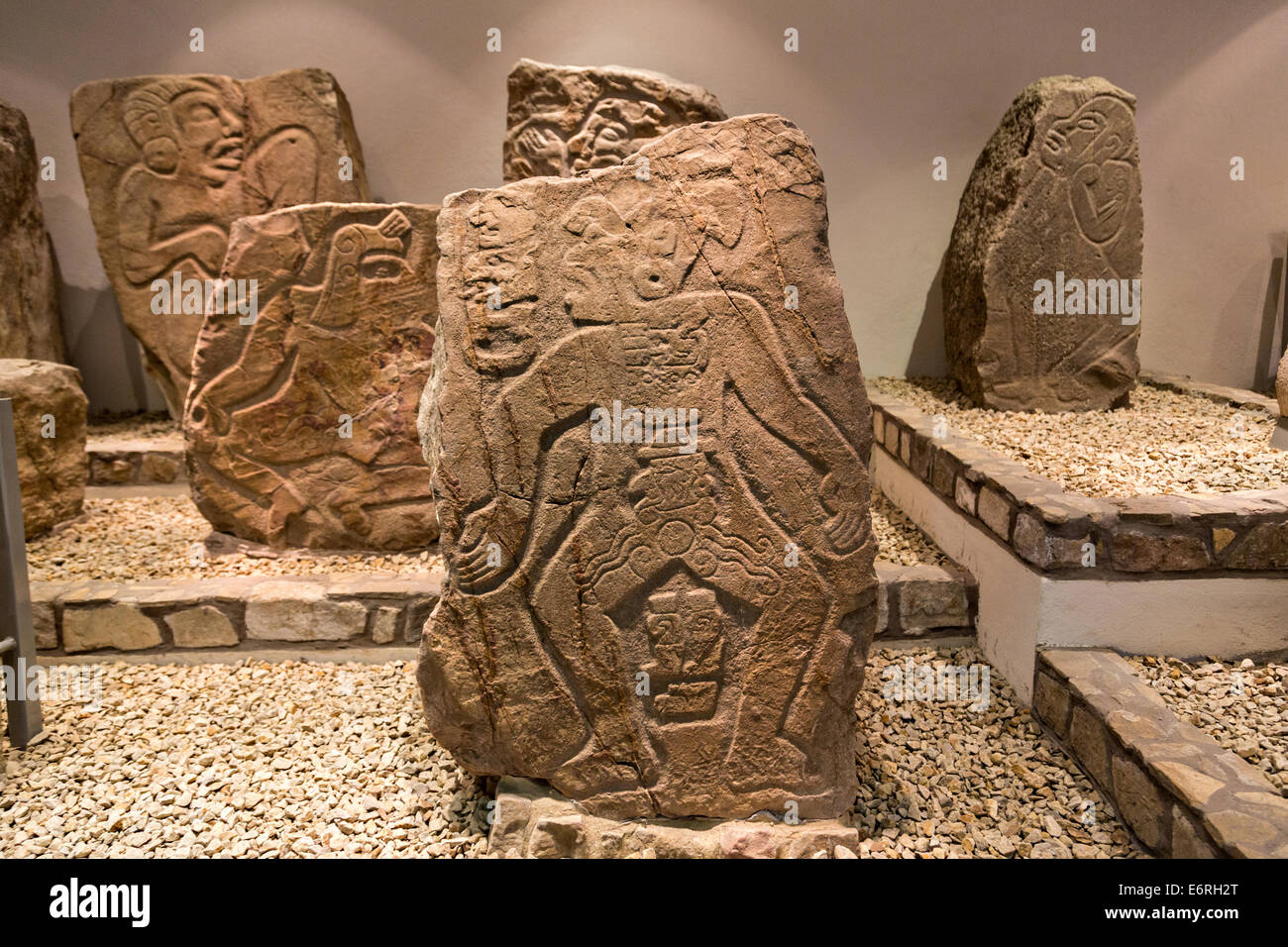 Reliefs connus sous le nom d'obélisques ou stèle de Monte Albán site archéologique précolombien dans la Santa Cruz Xoxocotlán, Oaxaca, Mexique. Banque D'Images