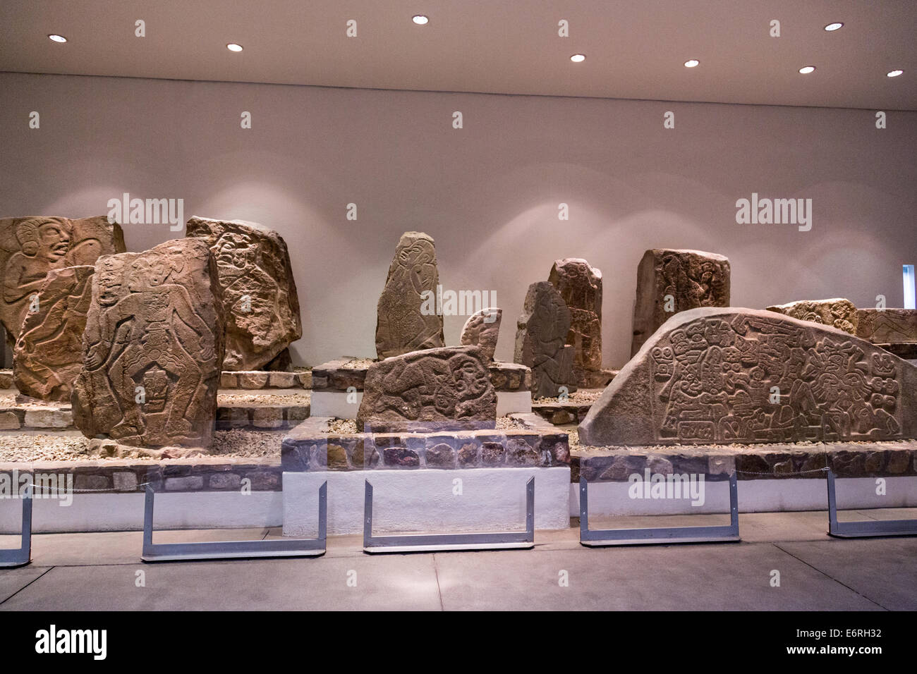 Reliefs connus sous le nom d'obélisques ou stèle de Monte Albán site archéologique précolombien dans la Santa Cruz Xoxocotlán, Oaxaca, Mexique. Banque D'Images