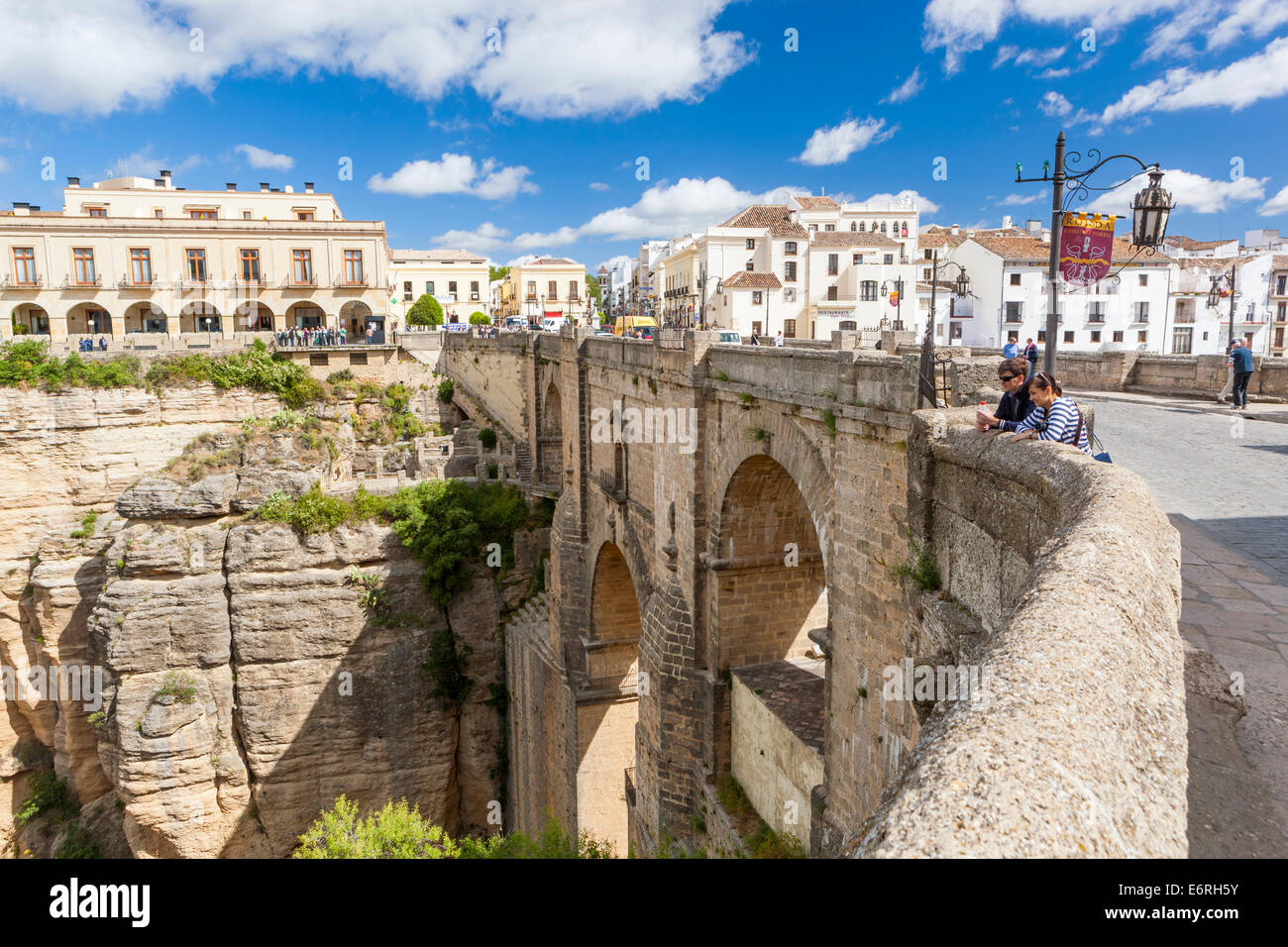 Le pont Puente Nuevo sur la rivière Guadalevín dans la gorge El Tajo, Ronda, Malaga province, Andalusia, Spain, Europe. Banque D'Images