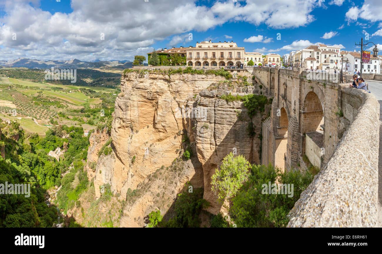 Le pont Puente Nuevo sur la rivière Guadalevín dans la gorge El Tajo, Ronda, Malaga province, Andalusia, Spain, Europe. Banque D'Images