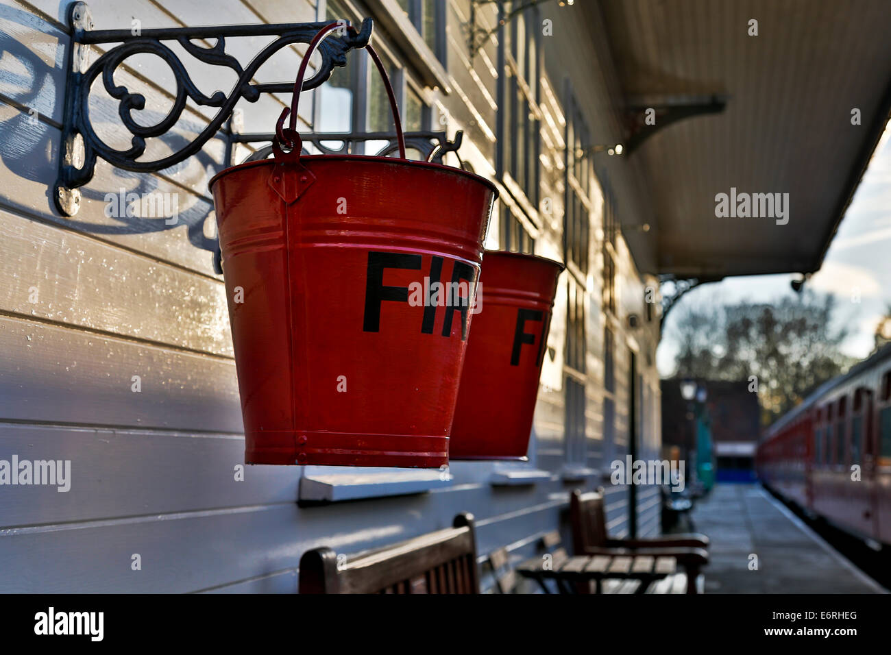 Seaux d'incendie dans une ancienne gare en Elsecar Heritage Centre. Banque D'Images