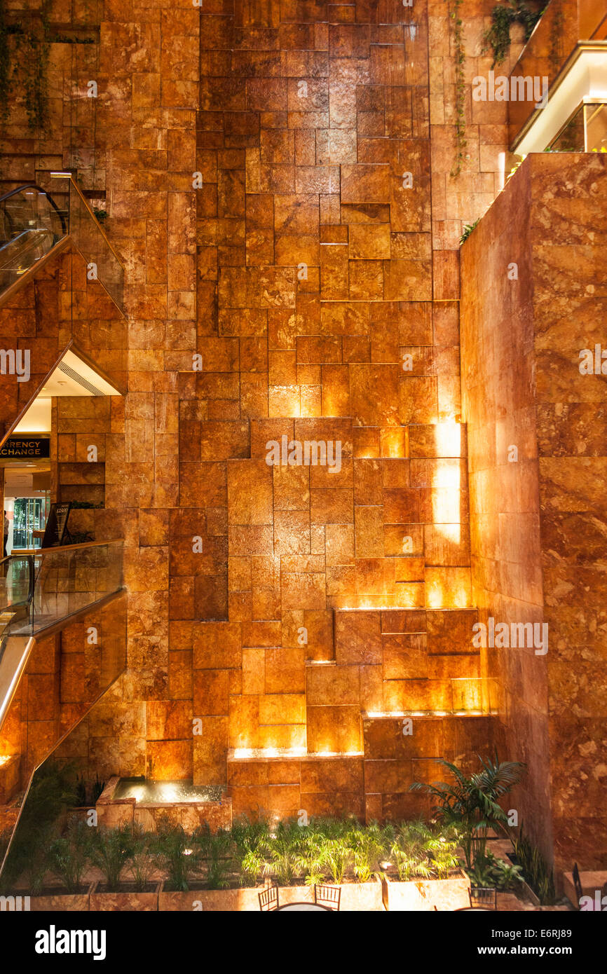 L'atrium intérieur Trump Tower, 725 Fifth Avenue, Manhattan, New York City, New York, USA Banque D'Images