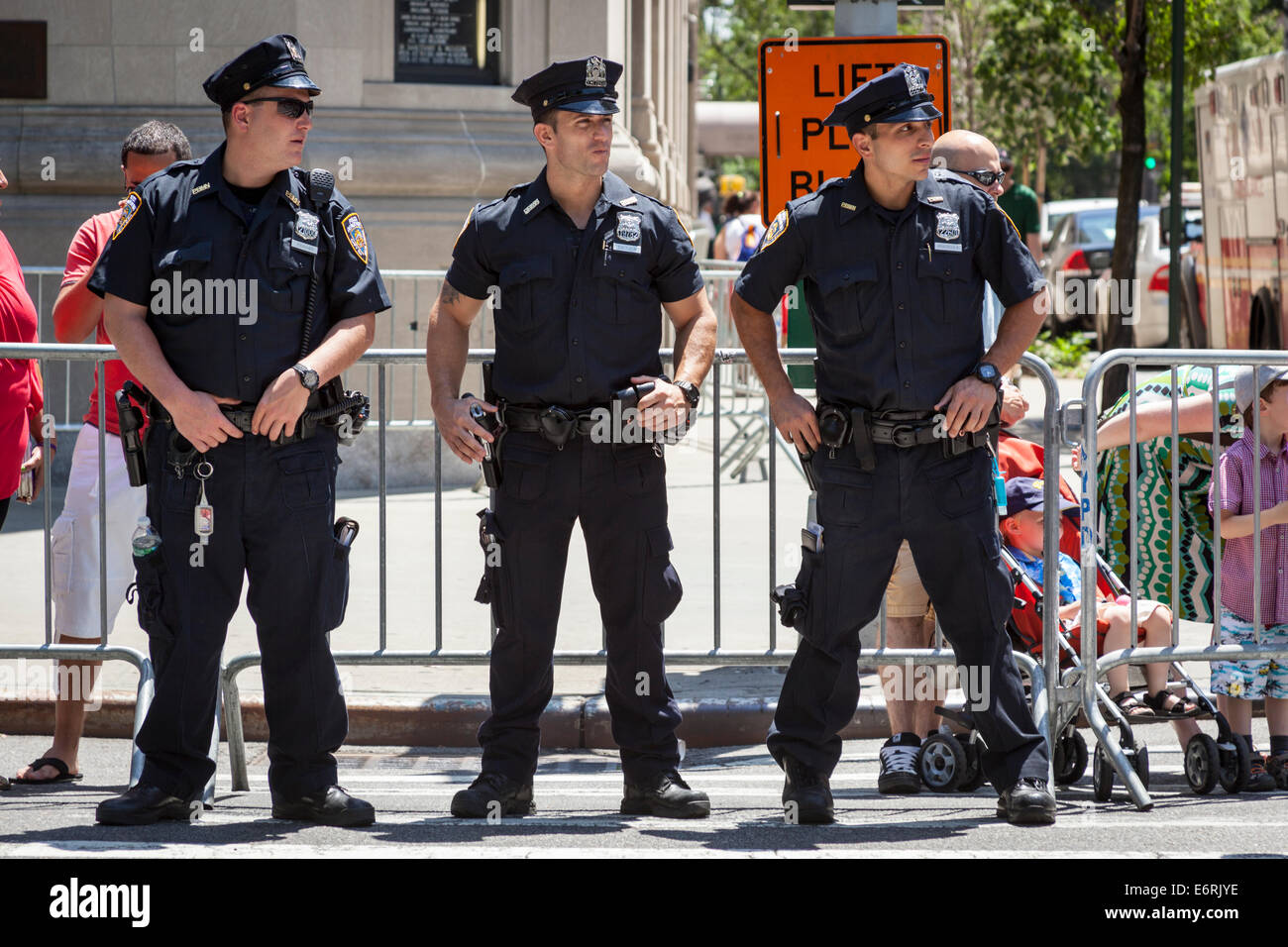 Trois policiers du Service de police de New York, New York, Manhattan, New York City, New York, USA Banque D'Images