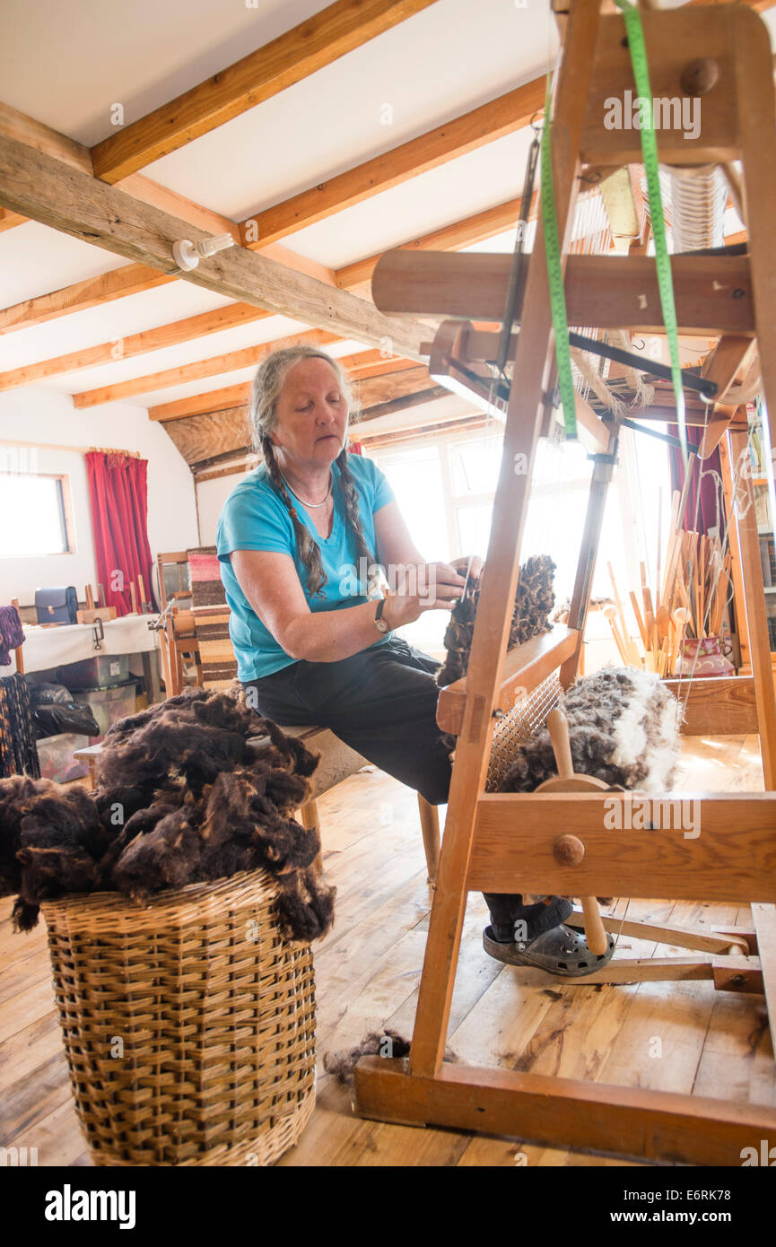 BERYL SMITH, Weaver et vannier, tissage de la laine sur un métier dans son studio près de Llanidloes, Powys Pays de Galles UK Banque D'Images