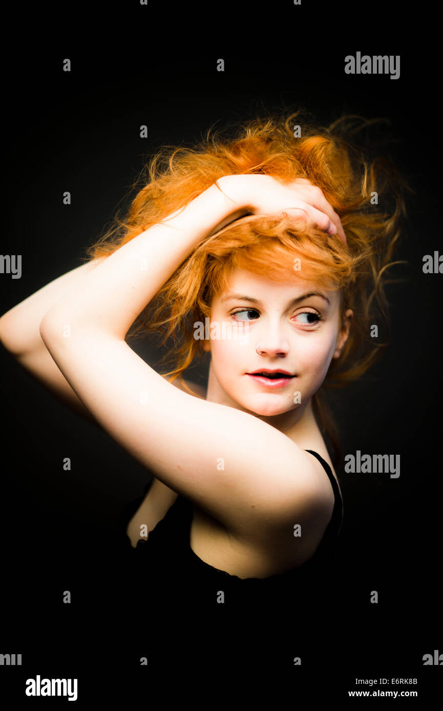 Une jeune femme excentrique assez attirantes avec wild ginger indisciplinés cheveux hirsutes rouge Banque D'Images