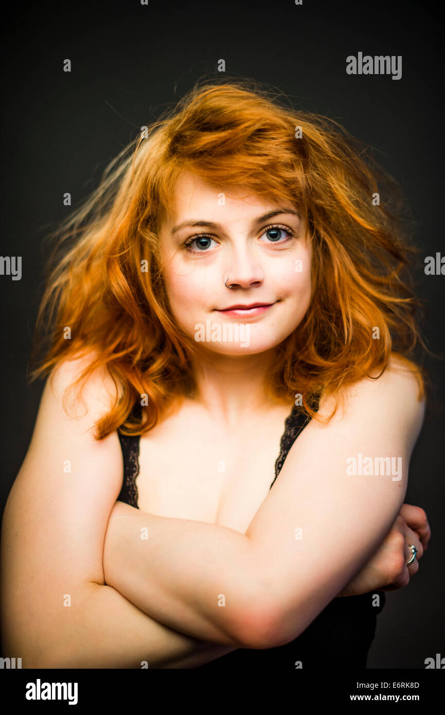 Une jeune femme excentrique assez attirantes avec wild ginger indisciplinés cheveux hirsutes rouge Banque D'Images
