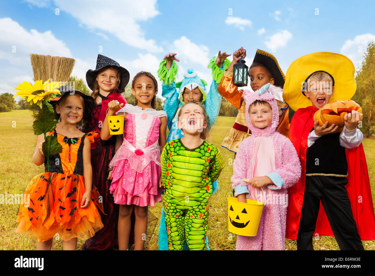 Heureux les enfants excités dans Halloween costumes Banque D'Images
