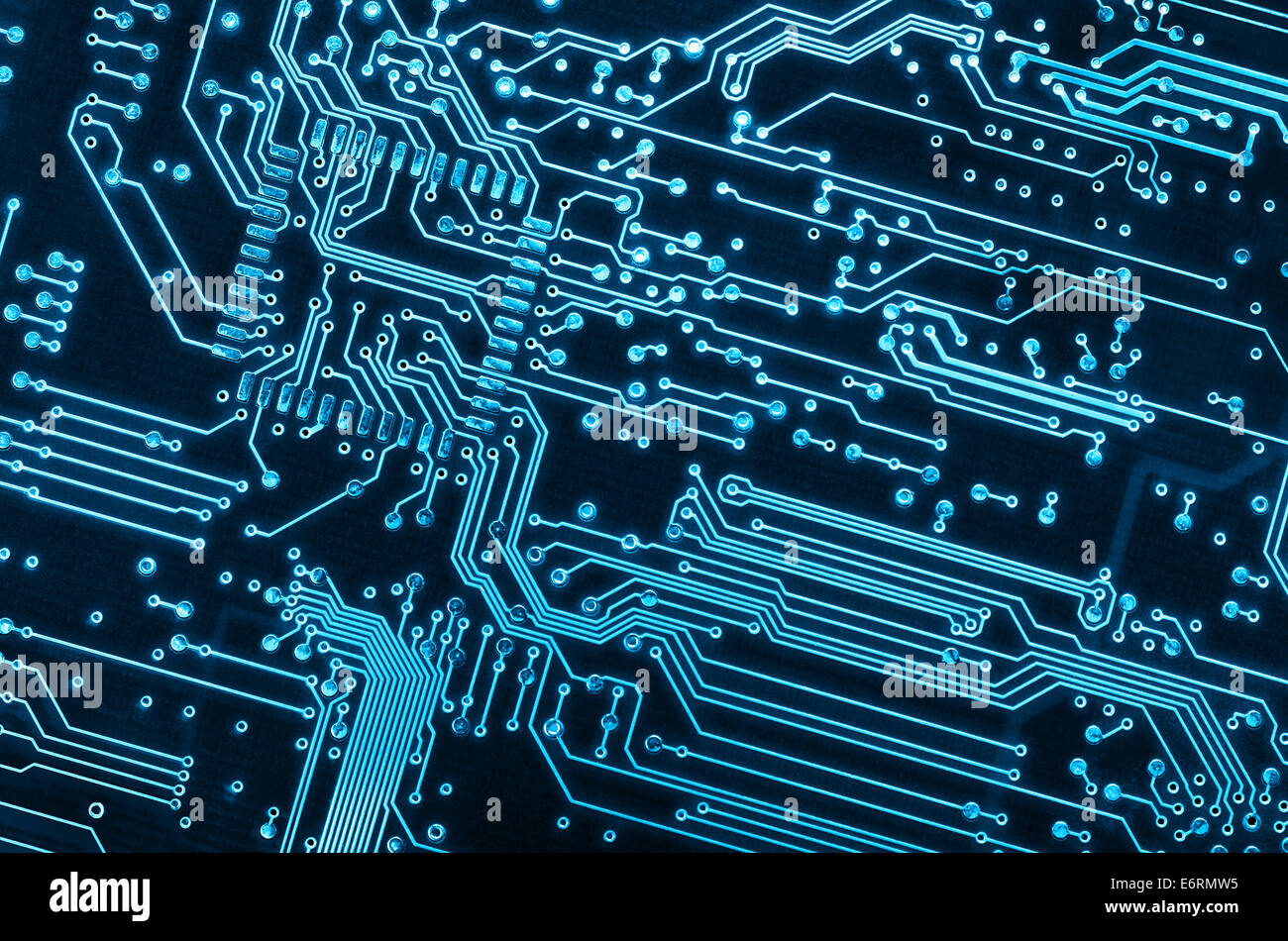 Fermer l'arrière-plan d'un circuit électronique bleu Banque D'Images
