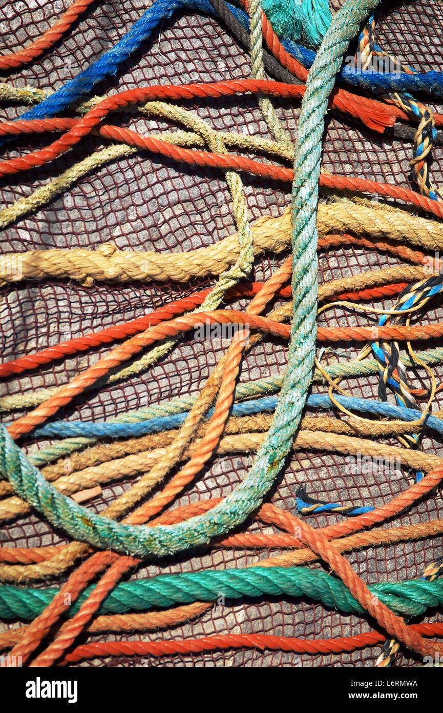 Arrière-plan coloré de malpropre vieux filets de pêche et des cordes sous la lumière du soleil Banque D'Images