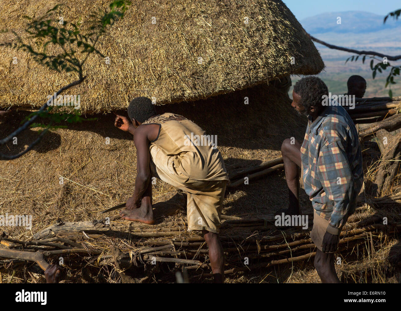 Les hommes de la tribu Konso Construire un Mora, la maison commune, Village Konso, vallée de l'Omo, Ethiopie Banque D'Images