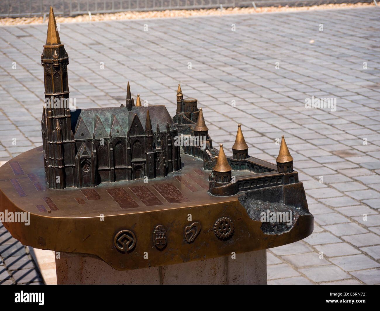 Modèle en bronze de l'église St Matthias dans le quartier du château de Buda à Budapest Hongrie Banque D'Images