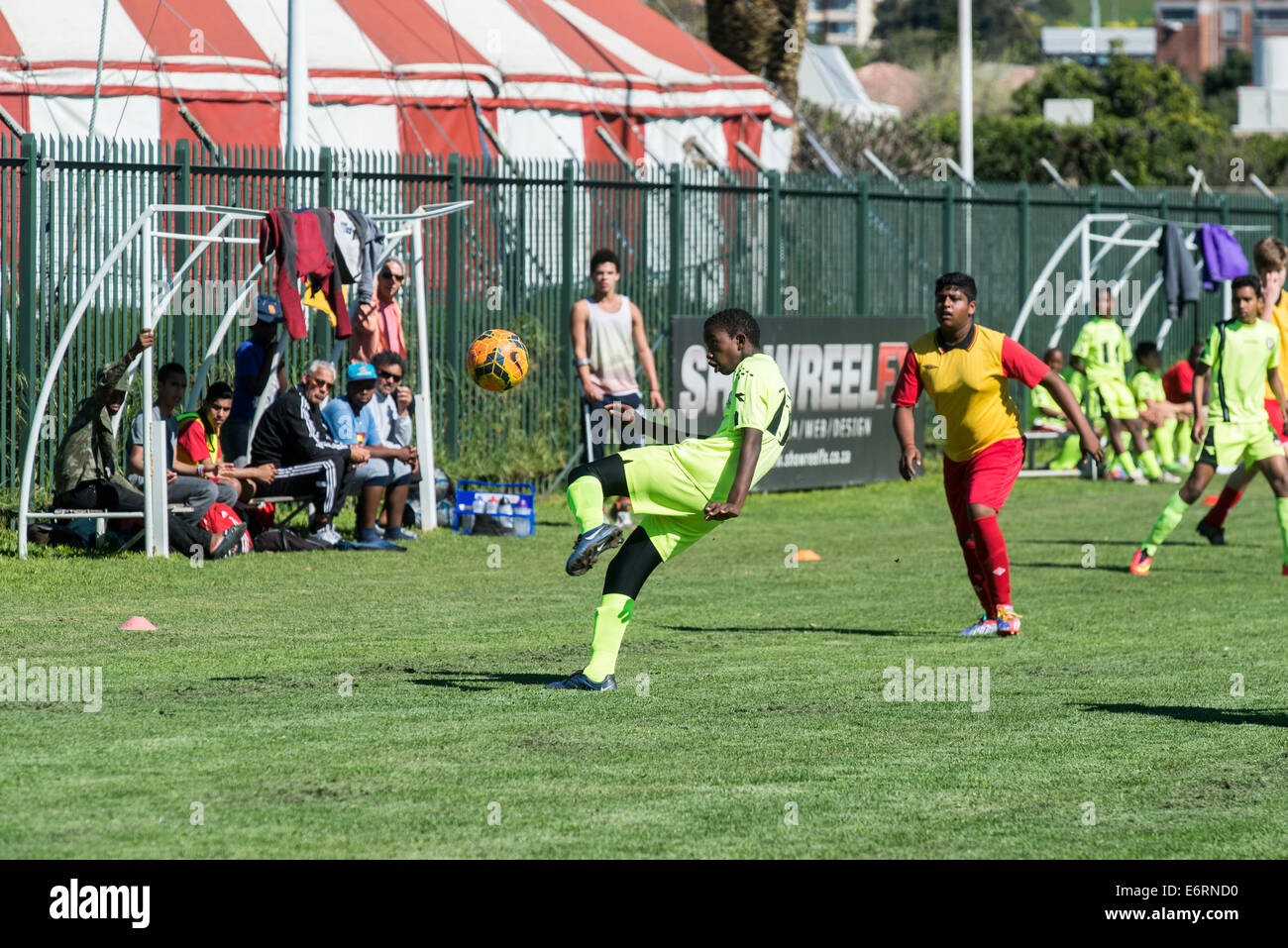 Match de football de moins de 15 équipes de jeunes, Le Cap, Afrique du Sud Banque D'Images