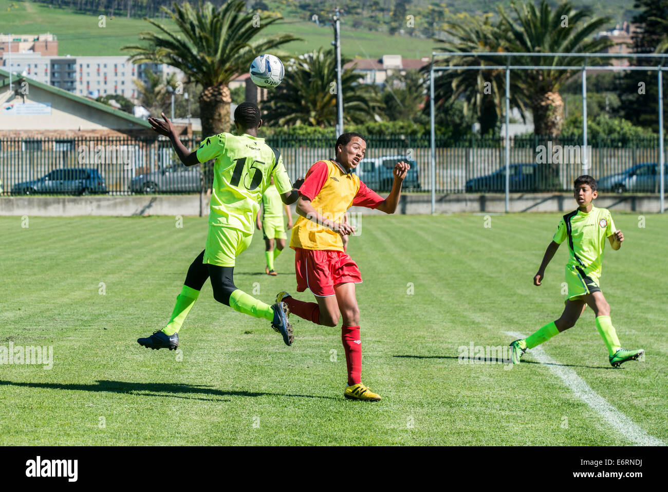 Attaquant et défenseur, match de football des moins de 15 équipes de jeunes, Le Cap, Afrique du Sud Banque D'Images