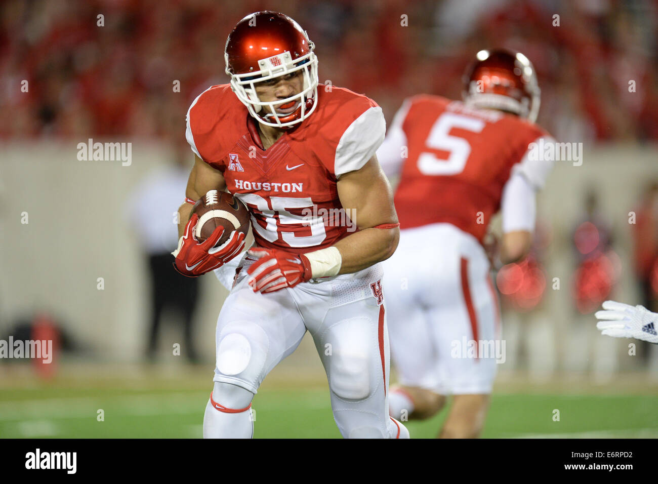 Houston, Texas, USA. 29 août, 2014. Les cougars de l'Université de Houston en marche arrière Kenneth Farrow (35) porte la balle pendant le 1er semestre d'un NCAA football match entre l'Université de Houston Cougars et l'UTSA Roadrunners à TDECU Stadium à Houston, TX le 29 août, 2014. Credit : Trask Smith/ZUMA/Alamy Fil Live News Banque D'Images