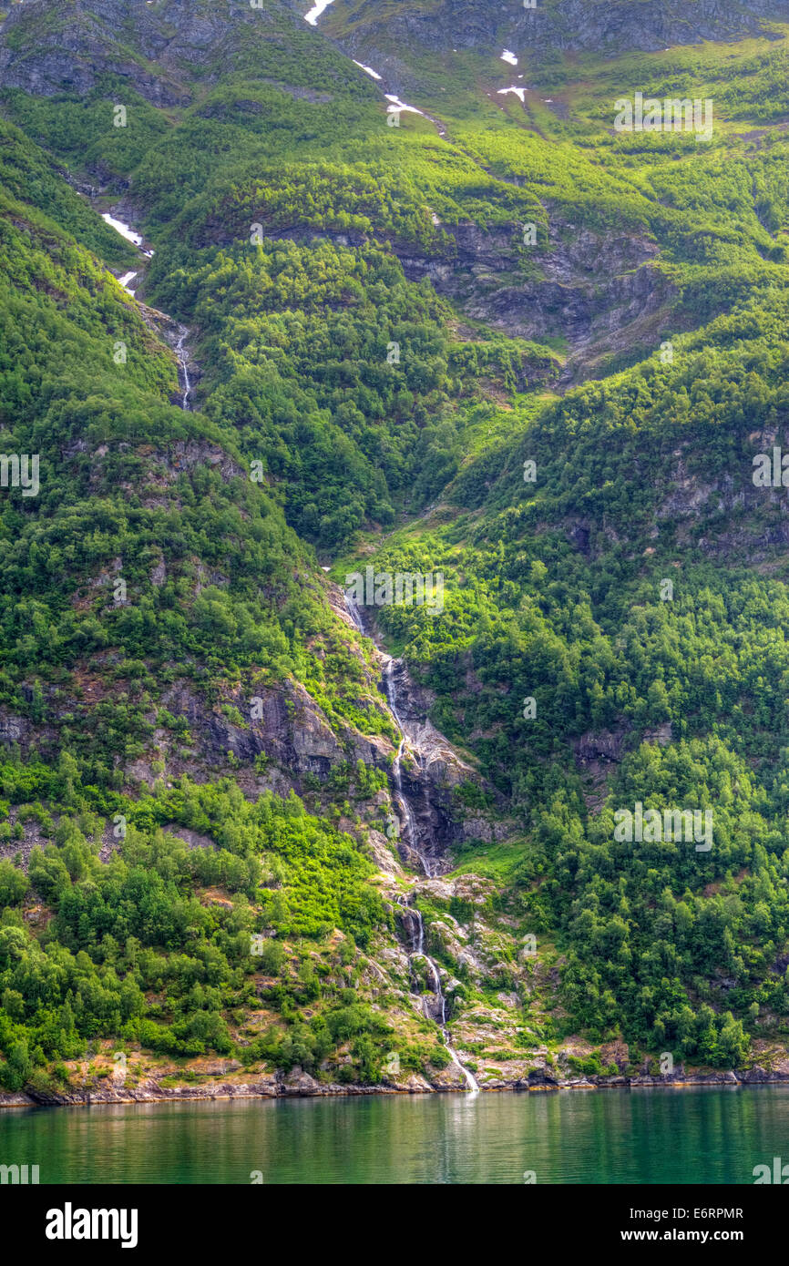 Du nord des Cascades fjords norvégiens. Banque D'Images
