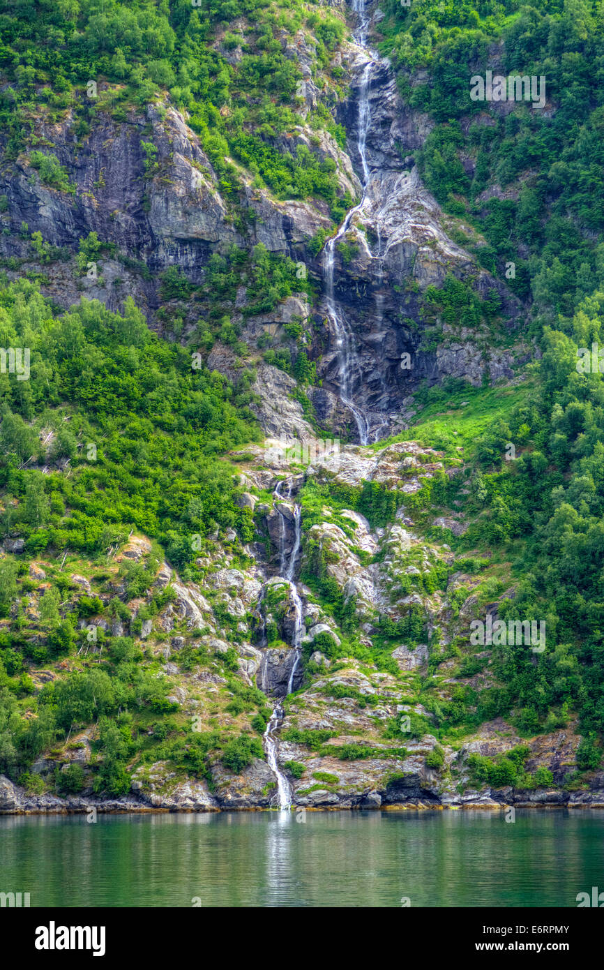 Du nord des Cascades fjords norvégiens. Banque D'Images