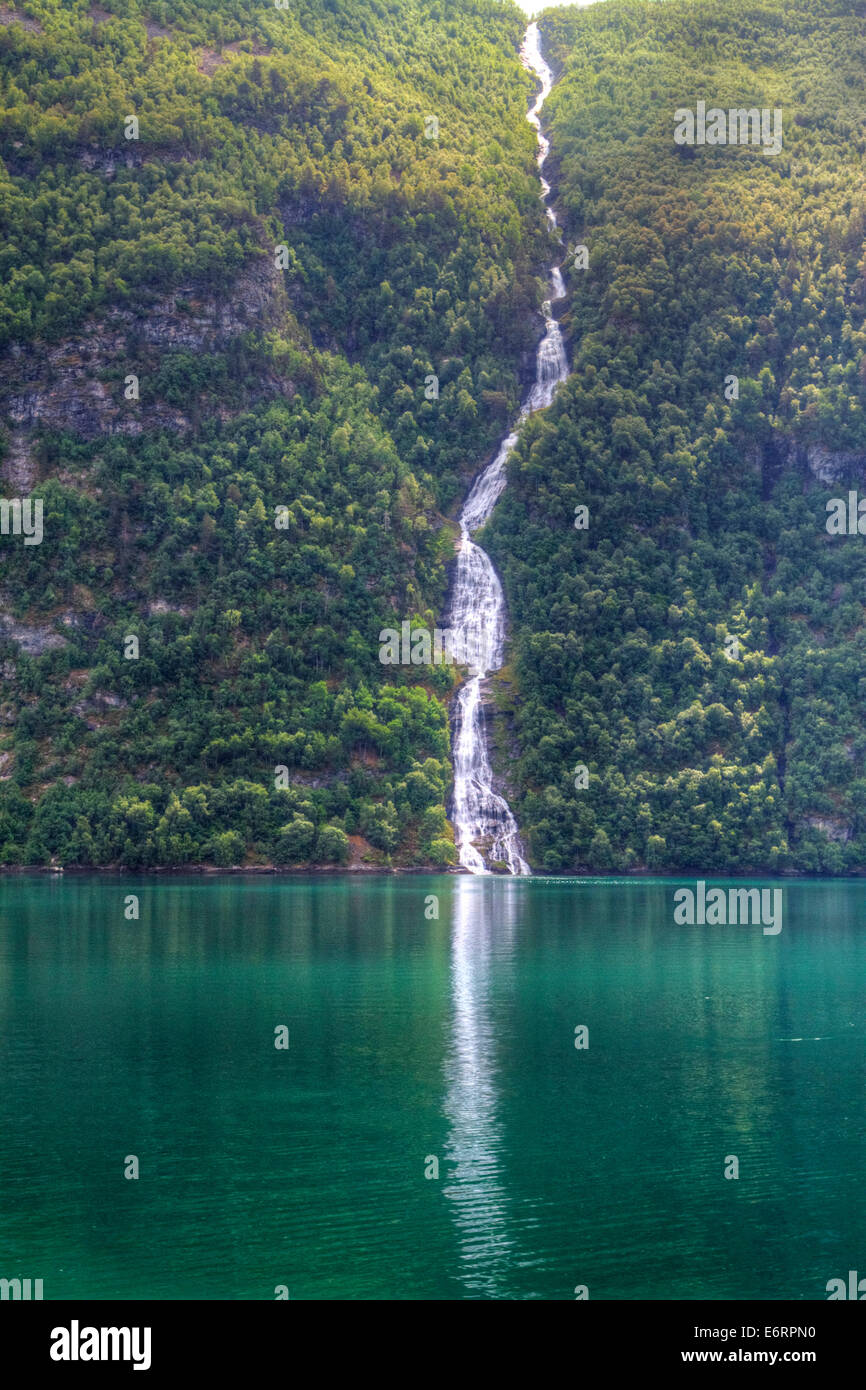Du nord des Cascades fjords norvégiens. Banque D'Images