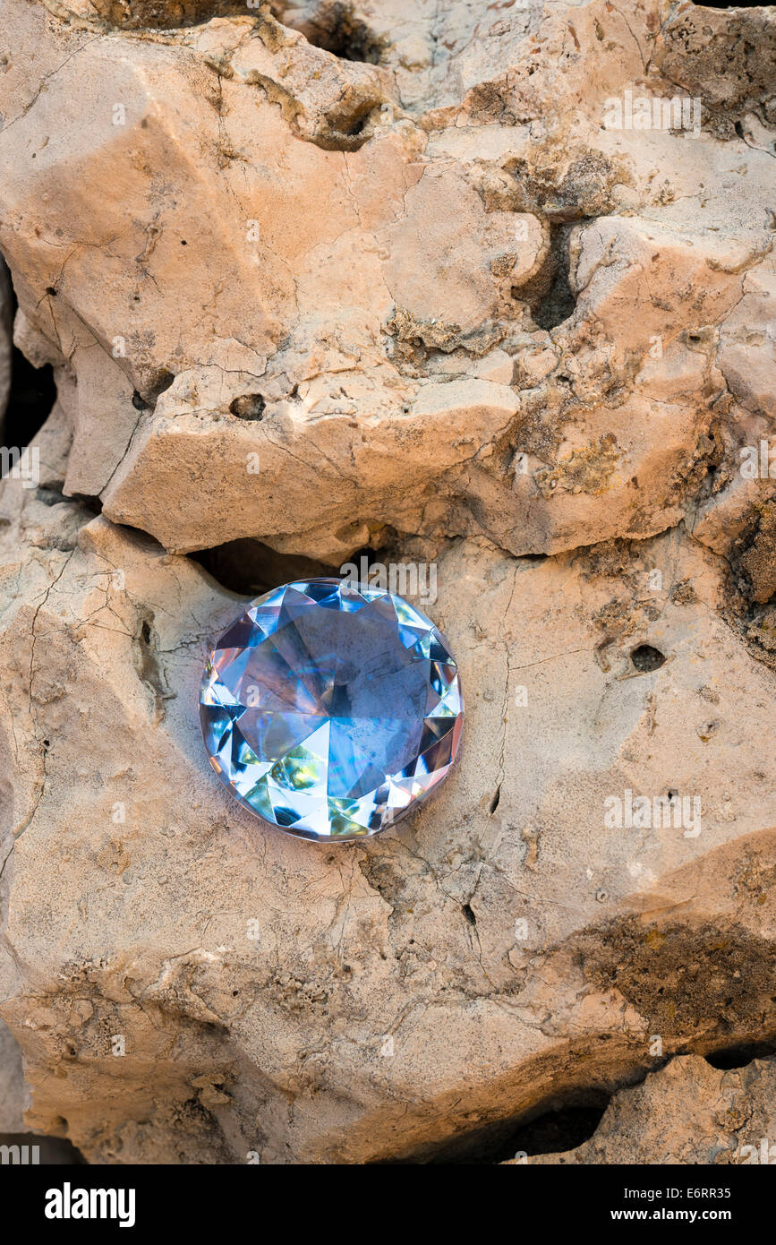 Verre en forme de diamant sur un rocher Banque D'Images
