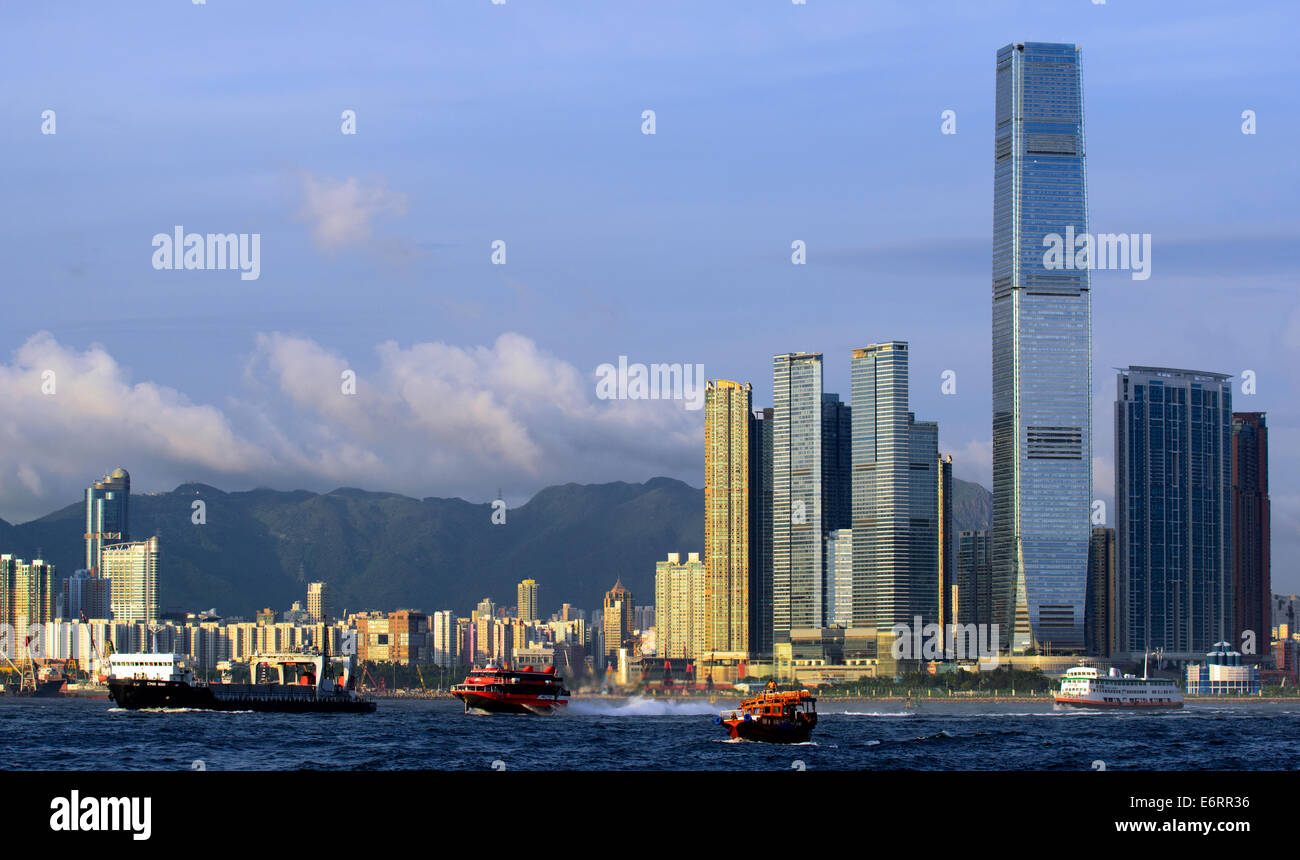 La nouvelle ville de Kowloon et de Hong Kong sous le plus haut bâtiment de construction, l'International commerce center ICC. Banque D'Images